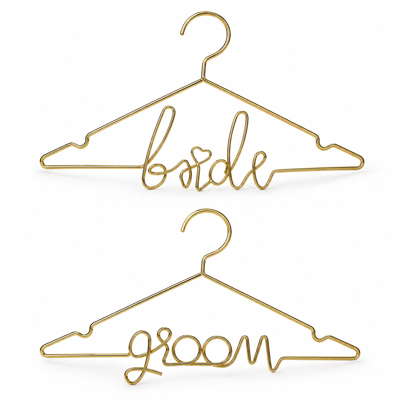 Produktöversikt: Brudparets kläder redo – Bride och Groom-galgar