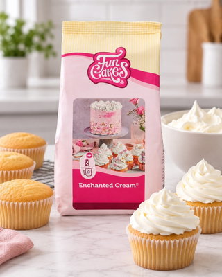 Enchanted Cream 450 g i köksmiljö med spritsade cupcakes – serveringsförslag