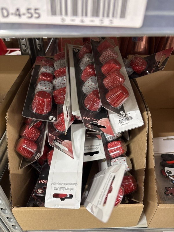 Hjärtformade chokladformar i aluminium – röd/vit – 30-pack