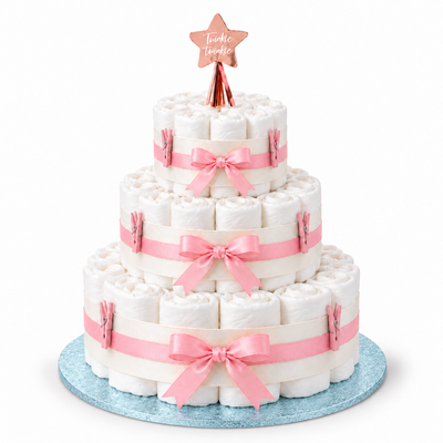 Blöjtårta i tre våningar på babyblå FunCakes-bricka 30,5 cm