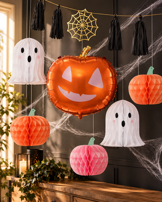 Halloweenmiljö med spöken, pumpor och spindelnät