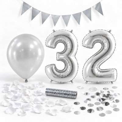 32-års festpaket, Silver, Stor – paketets dekorationer på vit bakgrund