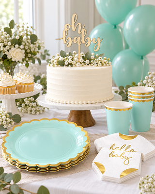 Babyshowerdukning i mint, vitt och guld – miljöbild