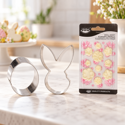 Miljöbild: Påsktårta med blomklädda ägg och harar