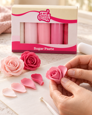 Inspiration: forma rosor av FunCakes rosa sockerpasta. Redskap säljs separat.