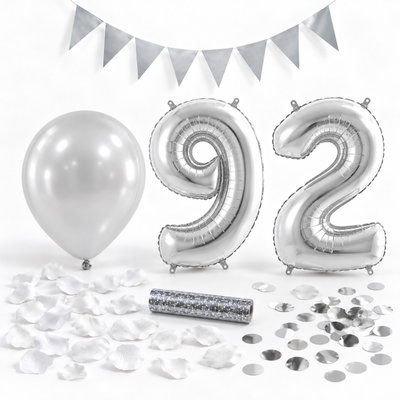 92-års festpaket, Silver, Stor – paketets dekorationer på vit bakgrund