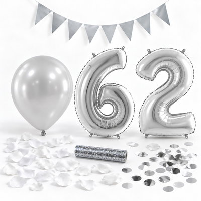 62-års festpaket, Silver, Stor – paketets dekorationer på vit bakgrund