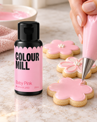 Colour Mill Aqua Blend Baby Pink med rosa glasyrkakor – användningsbild