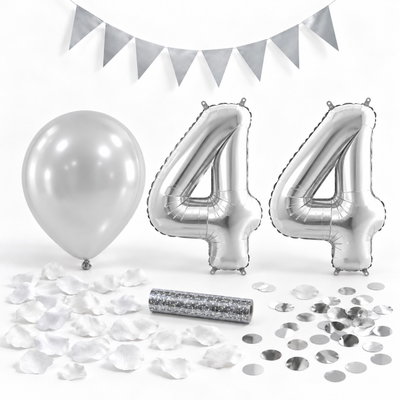 44-års festpaket, Silver, Stor – paketets dekorationer på vit bakgrund