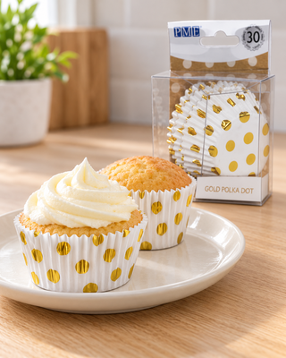 Inspiration: två av de 30 vita muffinsformarna med guldprickar visas med bakade cupcakes. Bakverk, frosting och fat ingår inte.