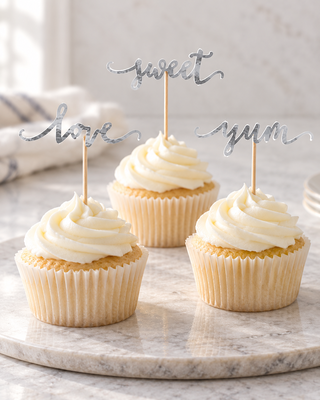 Inspiration: tre av de sex silvertopparna Love Sweet Yum visas på cupcakes. Bakverk, formar och fat ingår inte.