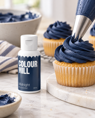 Colour Mill Midnight på cupcakes – användningsbild