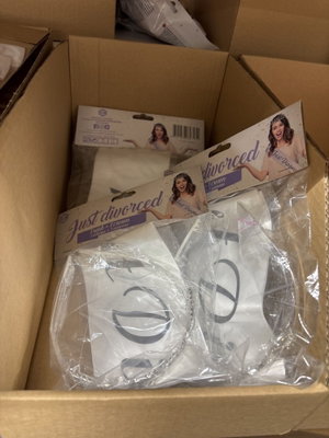 Magband och Tiara Just Divorced – kit – referensbild från auktionspartiet