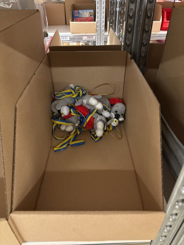 Referensbild från auktionen: grå studentfigurer med blågula band