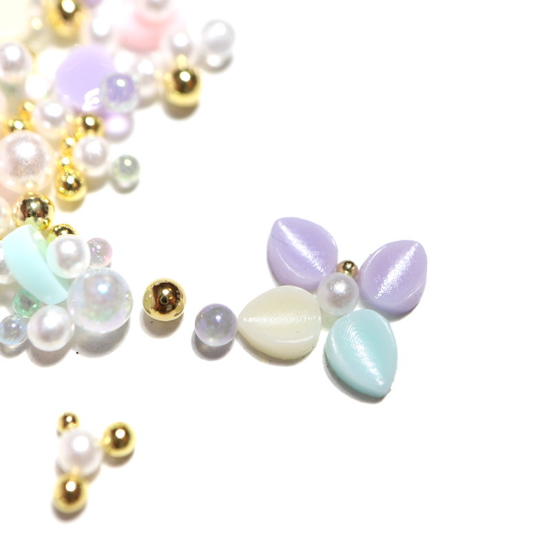 Nail art blomblad och pärlor