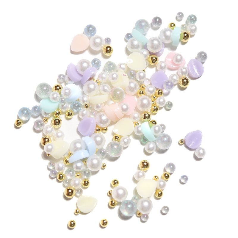 Nail art blomblad och pärlor