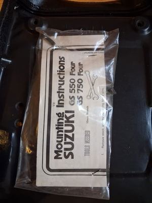 Endura Touringsoffa – Passar Suzuki GS500 / GS550 / GS750 – Svart