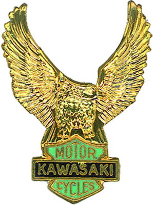 Metallemblem / Pin Kawasaki Motor Cycles Örn Vintage 22×30 mm Guldfärgat & Grönt/Svart – Original 70-tal